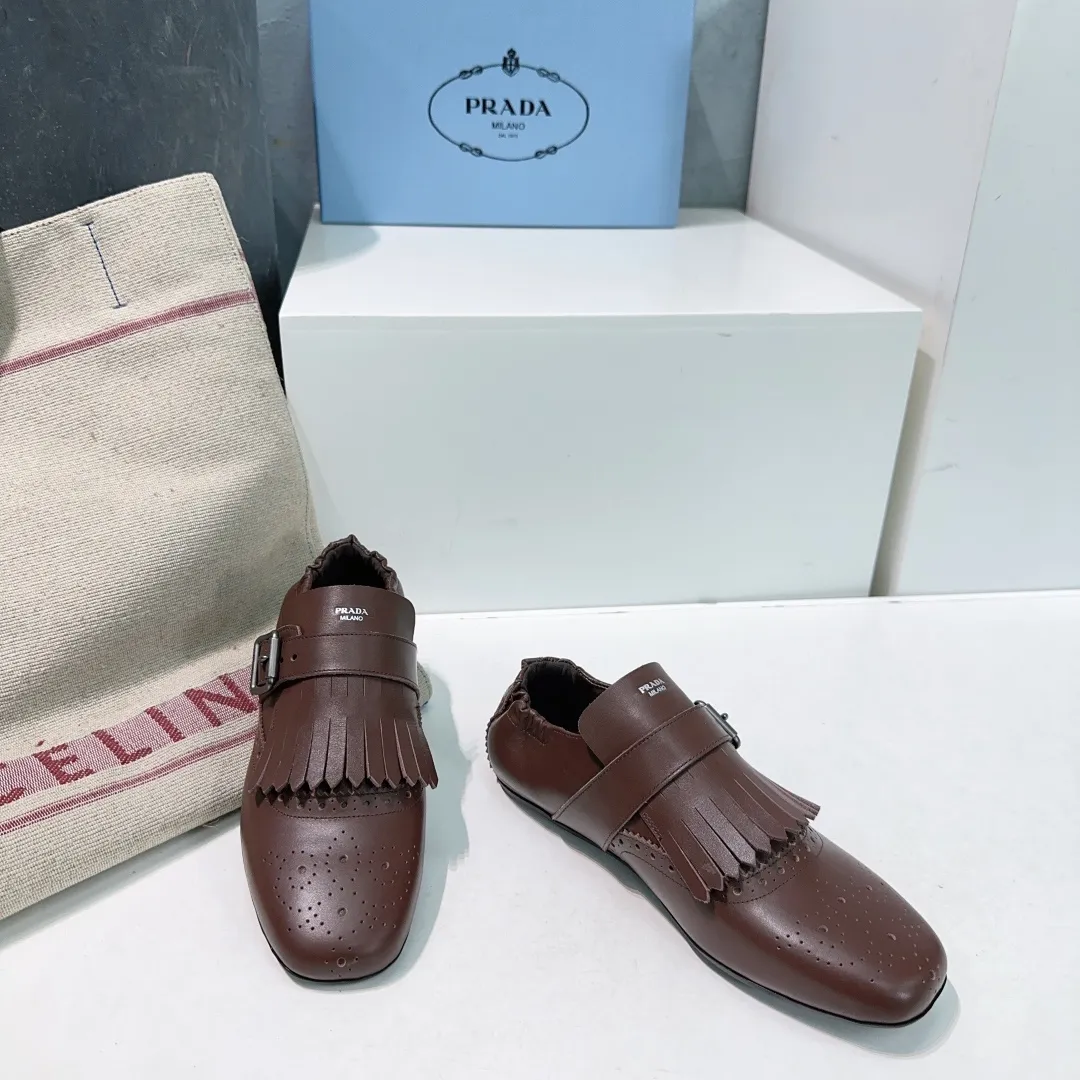 👟👟Ex-factory price 580👟👟! Prada 25 spring and summer catwalk new brogue carved tassel retro loafers and slippers series 🔥 🌟🌟🌟This shoe deliberately presents a classic and retro style, with both masculine temperament and feminine style, forming a binary contrast, highlighting the iconic style of the Prada series. The tassels are crafted using special craftsmanship, and details such as buckles and brogue patterns reveal traditional charm. An unconventional and surprising reinterpretation, the shoe is re-launched in a more fashionable design. The upper is made of imported calfskin, the lining is sheepskin, and the original molded rubber sole. Number of yards: 35-40 (40 pieces are non-refundable). Comes with original packaging.